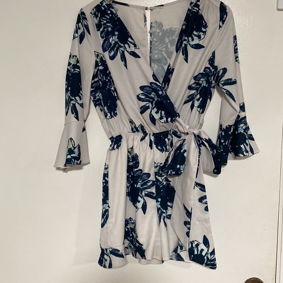 Floral bell sleeve romper - Picture 2 of 5